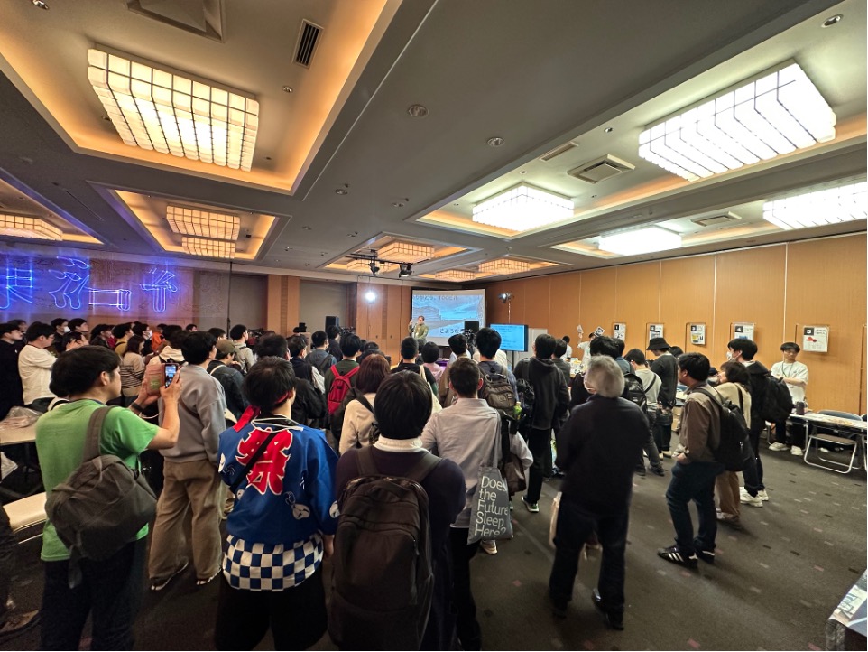 ステージで挨拶をする東浩紀さんの写真